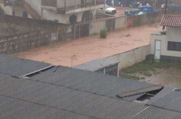 Forte chuva atinge Muriaé na tarde desta terça. Internautas registraram alagamentos