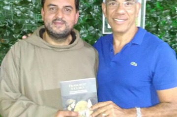 Frei Gilberto Teixeira lança livro em Muriaé