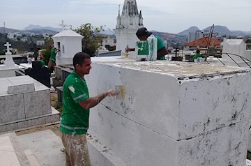 Visando Dia de Finados, Demsur inicia limpeza do Cemitério Municipal de Muriaé