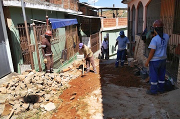 Demsur realiza substituição de 300 metros de rede de esgoto no bairro Santo Atntônio