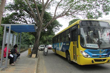 Muriaé: Abrigos de ônibus são instalados em vários pontos da cidade