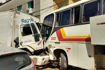 Após falha nos freios, caminhão invade contramão e colide com ônibus em Muriaé