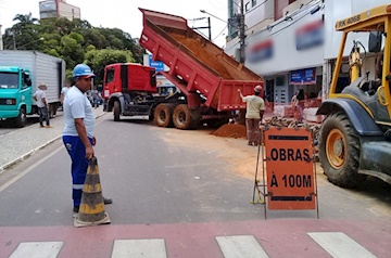  DEMSUR realiza substituição de rede de esgoto no centro