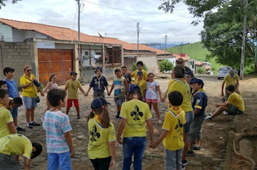 Escoteiros realizam plantio de árvores em parceria com o DEMSUR