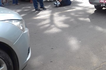 Motorista foge sem prestar socorro após derrubar motociclista no Centro de Muriaé