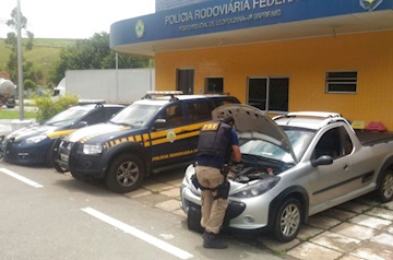 Leopoldina: PRF recupera caminhonete roubada em Belo Horizonte