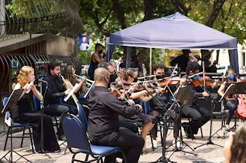 Fundação Cristiano Varella promove apresentação de orquestra no centro da cidade para celebrar conquistas com a população muriaeense