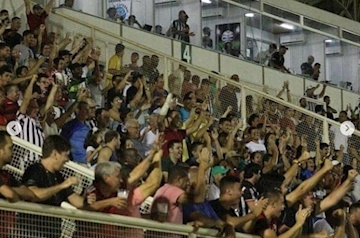 NAC é multado e perderá 1 mando de campo por arremessos de copos da torcida