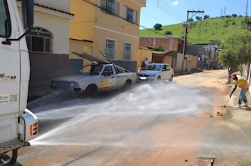 Demsur realiza limpeza em ruas afetadas com a enchente