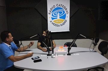 Poliana Botelho visita estúdios da Rádio Catedral e participa do programa Toque de Classe