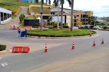 Risco de colapso em galeria de água pluvial interdita trânsito no bairro Augusto de Abreu