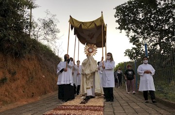 Corpus Christi: Procissões, carreatas e os tradicionais tapetes marcam celebrações nas paróquias de Muriaé