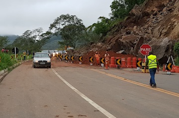 BR-116 é liberada parcialmente para trânsito de veículos