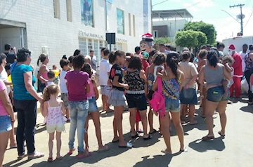 Crianças do bairro Cerâmica ganham festa de Natal