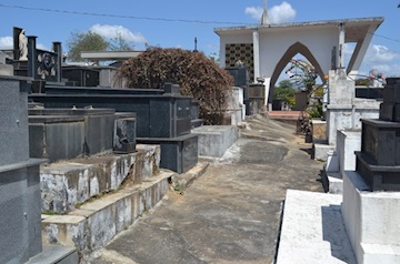 Demsur realiza limpeza do Cemitério Municipal de Muriaé para receber visitantes no Dia de Finados