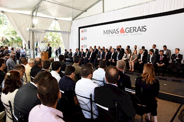 Minas Gerais entrega 247 veículos a 202 municípios de diversas regiões