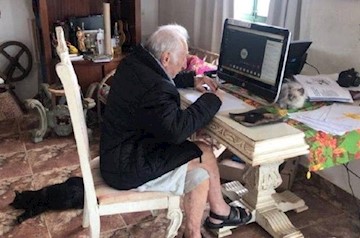 Mesmo sem entender nada de tecnologia, senhor de 92 anos não quer largar universidade