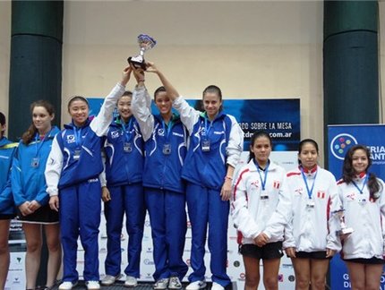 Seleção Brasileira Feminina Infantil sobe ao pódio para receber medalha de ouro