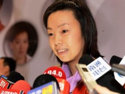 APOSENTADA, ZHANG YINING ESTUDA NOS ESTADOS UNIDOS