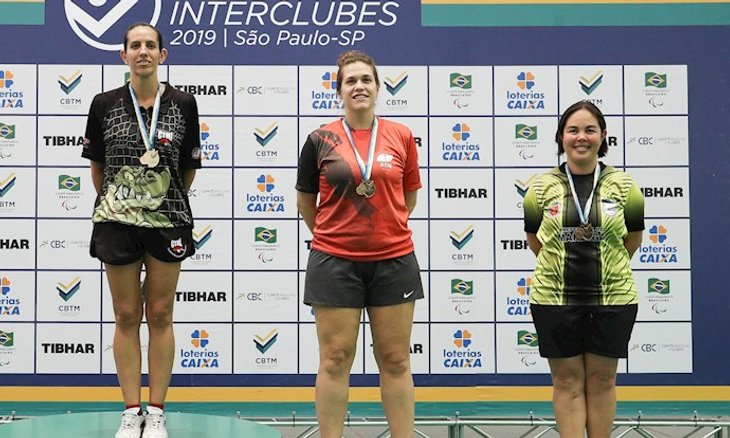 Larissa Riberti (ao centro, de vermelho) é um dos