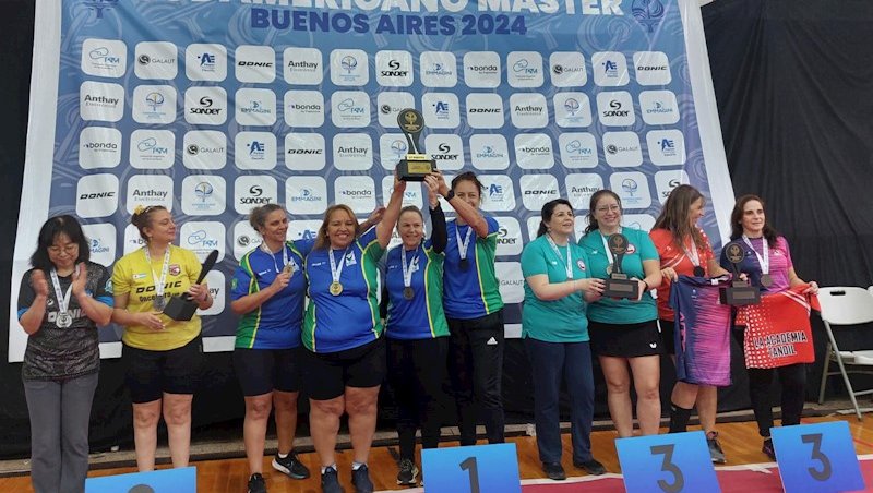 Equipe feminina comemora o título da categoria +45