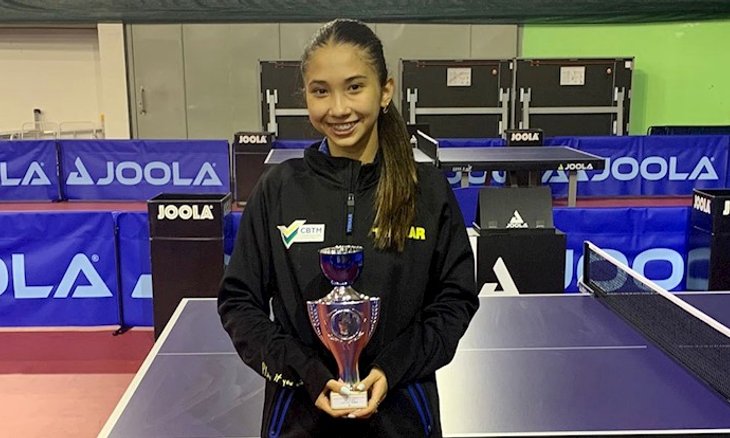 Giulia Takahashi e o troféu conquistado no WTT You