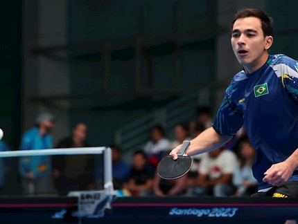 Hugo Calderano vence mais uma, garante liderança do grupo e se classifica às oitavas de final da Copa do Mundo Macau 2024