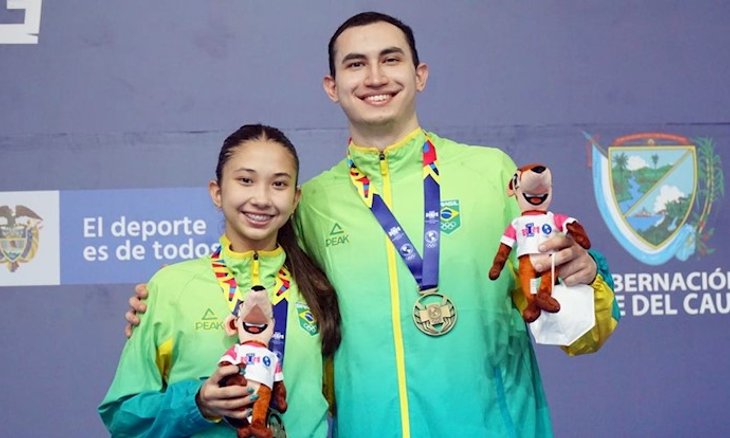 Rafinha Turrini e Giulia Takahashi com a medalha d