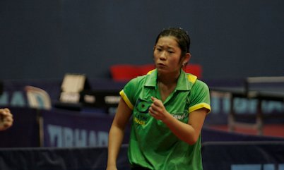 CARINA SUPERA NERVOSISMO E VENCE PRIMEIRA PARTIDA