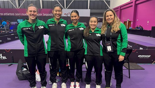 Daniela Bassi e as atletas do Feminino que estão n