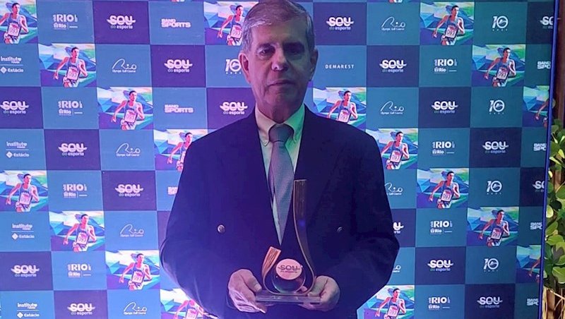 Alaor Azevedo exibe mais um troféu conquistado pel