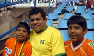 FAMÍLIA PERCORRE PAÍS ATRÁS DE SONHO