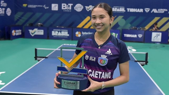 Giulia Takahashi com o troféu do Absoluto A do TMB