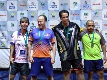 Multicampeão paralímpico, Carlo Di Franco inspira mesatenistas e é prata no Veterano 40 da Copa Brasil
