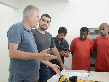 Detentos de penitenciária em Minas Gerais iniciam produção de mesas da modalidade