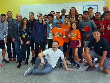 Narrador Bernardo Edler, do Sportv, visita Espaço Nova Geração em Niterói