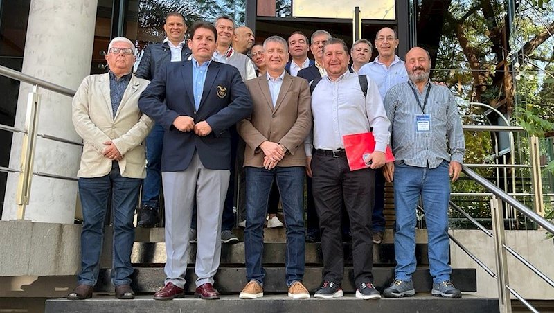 Dirigentes reunidos após a Assembleia Geral.