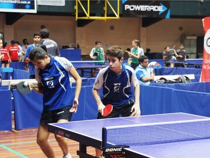 Medalhas de ouro, prata e bronze já são do Brasil no torneio de duplas mistas Infantil