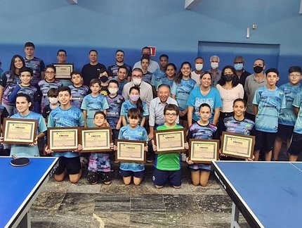 Marcos Rezende entrega votos de congratulações aos atletas do tênis de mesa de Marília