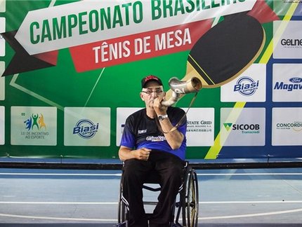 Goiano prova que é possível dividir as atenções entre a raquete e o berrante