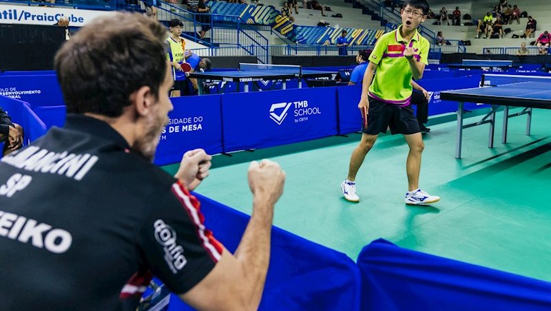 Leonardo Iizuka e seu técnico, Eric Mancini, vibra
