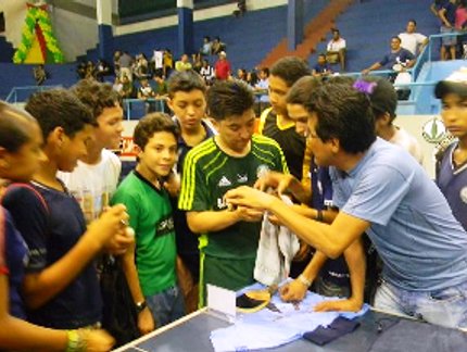 HUGO HOYAMA RECEBE O CARINHO DO PÚBLICO PRESENTE NO DESAFIO