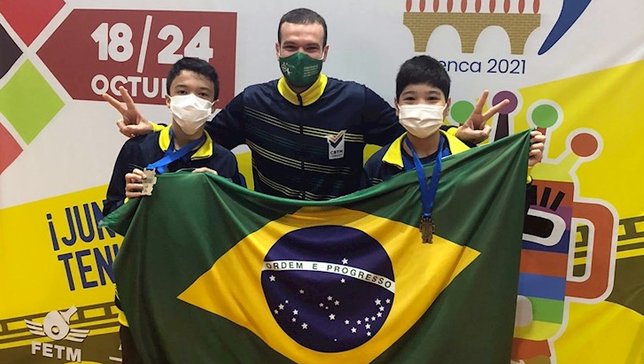 Hamilton Yamane, Davi Fujii e o técnico Jorge Fanc