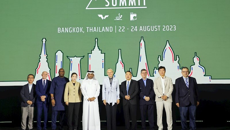 Alaor Azevedo e os dirigentes da ITTF. Foto: Trist