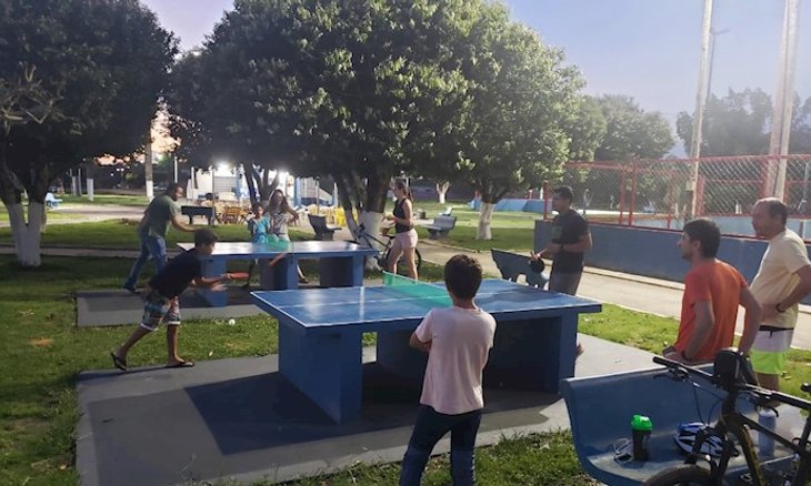 Praça em Apiacás com a movimentação dos frequentad