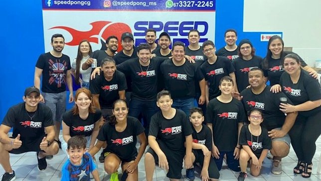 Mesa-tenistas reunidos na inauguração da Speed Pon