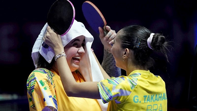 Giulia Takahashi e Bruna Alexandre em um dos momen
