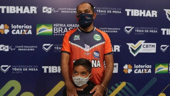 João acompanhado de seu filho. Foto: CBTM