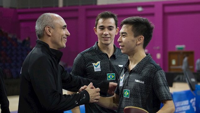 O técnico Paco (esq.) cumprimenta Vitor Ishiy, obs