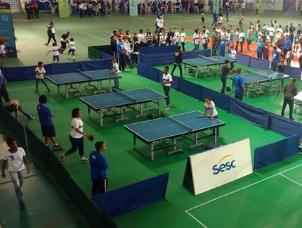 SESC lança programa de escolinhas com aulas de tênis de mesa